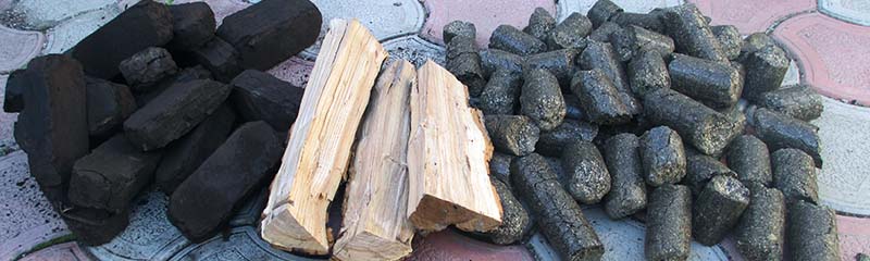 3 вида топлива - дрова и различные брикеты